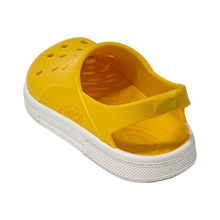 Sandalias Boatilus CLOGGY en amarillo y blanco, con diseño cómodo y moderno, vistas desde el lado en imagen grande