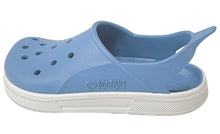 Sandalias Boatilus CLOGGY en color azul celeste y blanco, con diseño cómodo y estilo casual para verano.