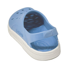 Sandalias Boatilus CLOGGY en color celeste y blanco, con diseño cómodo y estilo casual, para mujer.