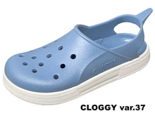 Sandalias Boatilus CLOGGY en color celeste y blanco, con diseño cómodo y estilo casual para mujer.