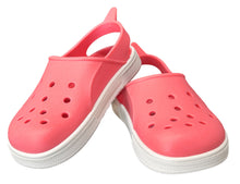 Sandalias Boatilus CLOGGY en rosa fucsia y blanco, mostradas en vista lateral con detalles de estilo cómodas y modernas.