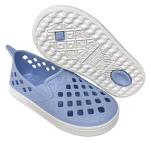 Sandalias Boatilus EASY VEG en color celeste y blanco, con diseño cómodo y moderno para uso casual.