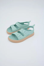 Sandalias Boatilus IRKY VEG negras con tiras de tela, diseño cómodo y moderno para uso casual y diario.