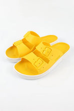 Sandalias Boatilus ROCKSY en color amarillo y blanco, con diseño cómodo y estilo casual para verano.