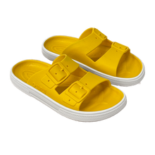 Sandalias Boatilus ROCKSY en amarillo y blanco, con suela de goma y diseño cómodo, ideales para verano y uso casual.