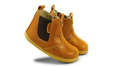 Bota deportiva I-Walk Jodhpur en color caramelo para niño de la marca BOBUX ESPAÑA, de estilo barefoot y diseño cómodo.