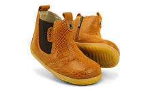 Bota deportiva I-Walk Jodhpur Kaa para niño en color caramelo, de la marca BOBUX ESPAÑA, con diseño cómodo y resistente.