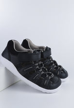 Sandalia barefoot I-Walk Summit para niño en color negro y carbón, de BOBUX ESPAÑA, con suela flexible y diseño cómodo.