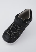 Sandalia IWalk Summit para niños en color negro con detalles en carbón, diseñada para un estilo barefoot y comodidad.