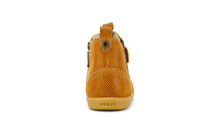Botas deportivas BOBUX I-Walk Jodhpur para niño en color caramelo, con diseño cómodo y resistente para uso diario.