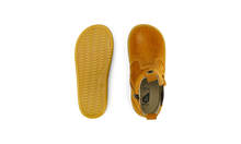 Bota deportiva Barefoot I-Walk Jodhpur Kaa para niño en color caramelo, marca BOBUX ESPAÑA, con diseño cómodo y flexible