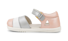 Sandalia deportiva I Walk Twist Seashell Shimmer y Plata para niña de BOBUX, con diseño brillante y tiras plateadas.