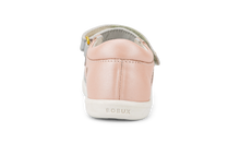 Sandalia deportiva para niña I Walk Twist Seashell Shimmer con rayas plateadas de BOBUX España y Portugal.