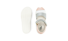 Sandalia deportiva I Walk Twist Seashell Shimmer con rayas plateadas para niña, marca BOBUX, estilo cómodo y brillante.