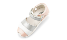 Sandalia deportiva I Walk Twist Seashell Shimmer y Plata para niña de BOBUX ESPAÑA Y PORTUGAL, con diseño brillante y cómodo.