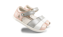 Sandalia deportiva I Walk Twist Seashell Shimmer y Plata Stripe para niña de BOBUX ESPAÑA Y PORTUGAL, con diseño brillante y cómodo.