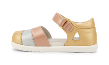 Sandalias deportivas I Walk Twist de BOBUX para niña en oro pálido y rosa con rayas, diseño barefoot y cómodo para niñas.
