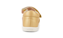 Sandalia deportiva I Walk Twist de BOBUX en oro pálido y rosa con rayas, para niña, con diseño barefoot y cómodo ajuste.