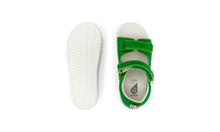 Sandalia IWalk Rise para niño en color esmeralda, con diseño barefoot y cierre ajustable, de la marca BOBUX ESPAÑA Y PORTUGAL.