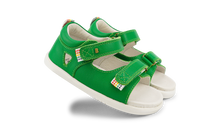 Sandalia barefoot I Walk Rise BOBUX para niño en color esmeralda, con suela flexible y diseño cómodo para pies pequeños.