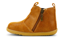 Bota Step Up de Bobux Iberia en color caramelo, diseñada para los primeros pasos del bebé, con estilo y comodidad.