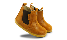 Bota Step UP de Bobux Iberia en color caramelo Kaa para los primeros pasos del bebé, con diseño de jodhpur y cómodo calzado respetuoso