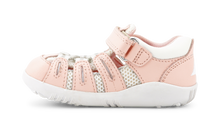 Calzado deportivo Step Up Summit Seashell y blanco de BOBUX para los primeros pasos de bebés, con diseño cómodo y resistente.