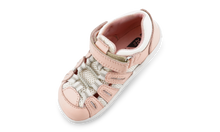 Calzado deportivo Step Up Summit Seashell y Blanco de BOBUX para los primeros pasos del bebé, con suela antideslizante y cómodo diseño