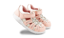 Calzado deportivo Step Up de BOBUX España y Portugal en color seashell y blanco para los primeros pasos del bebé.