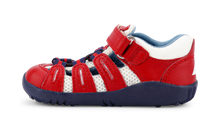 Zapatos deportivos Step Up Summit de BOBUX en rojo y azul marino para los primeros pasos del bebé, resistentes y cómodos.
