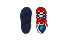 Calzado deportivo Step Up Summit de BOBUX en rojo y azul marino para los primeros pasos del bebé, con diseño cómodo y resistente.