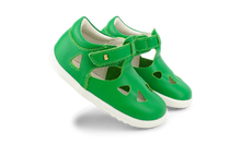 Calzado deportivo Step Up Zap II Esmeralda de BOBUX para los primeros pasos del bebé, color verde esmeralda, en uso.