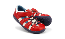 Sandalia deportiva para niño I Walk Summit de BOBUX en rojo y azul marino, con diseño barefoot para comodidad y flexibilidad.