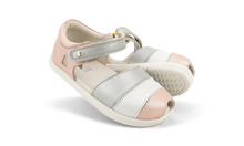 Sandalia deportiva para niña I Walk Twist Seashell Shimmer y Plata, marca Bobux, con diseño elegante y detalles brillantes.