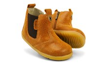 Bota Step UP de Bobux Iberia en color caramelo, calzado respetuoso para los primeros pasos del bebé, con diseño Jodhpur.