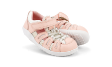 Calzado deportivo Step UP de BOBUX para bebés en tono Seashell y blanco, ideal para sus primeros pasos.