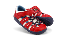 Calzado deportivo Step Up Summit de BOBUX en rojo y azul marino para los primeros pasos del bebé, con diseño cómodo y resistente.