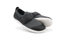 Zapatos deportivos barefoot para niños BOBUX Kid+ en negro y carbón, modelo Dimension III, con diseño cómodo y flexible.