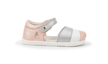 Sandalia deportiva para niña I Walk Twist Seashell Shimmer con tiras plateadas, de la marca BOBUX ESPAÑA Y PORTUGAL.