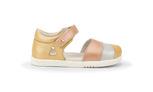 Sandalias deportivas para niña I Walk Twist de BOBUX en oro pálido y rosa con rayas, diseño cómodo y ligero