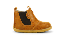 Bota Step Up de Bobux Iberia en color caramelo Kaa para los primeros pasos de bebé, con diseño de Jodhpur y suela flexible.