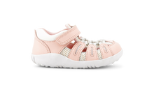 Calzado deportivo Step Up Summit Seashell y Blanco de BOBUX para los primeros pasos del bebé, con diseño cómodo y resistente.