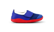 Calzado deportivo Step Up Dimension III de BOBUX en color arándano y blanco para los primeros pasos del bebé.