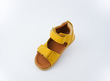 Sandalia IWalk para niño en color chartreuse y madera, con diseño barefoot de BOBUX ESPAÑA, visible en la imagen.