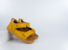 Sandalia I-Walk Barefoot BOBUX España en color chartreuse y madera para niños, diseñada para comodidad y flexibilidad.
