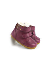 Calzado deportivo Step Up Timber Ártica Boysenberry de BOBUX para los primeros pasos del bebé, en color morado y diseño deportivo.