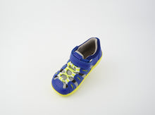 Sandalia Step UP de BOBUX ESPAÑA en azul y neón para los primeros pasos de bebé, con diseño cómodo y resistente.