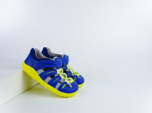 Sandalia Step UP BOBUX España para bebés en color arándano y neón, ideal para los primeros pasos con diseño cómodo y seguro.