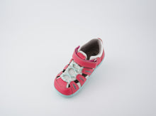 Sandalia Step UP de BOBUX ESPAÑA en color guayaba, ideal para los primeros pasos del bebé, con mist para comodidad.