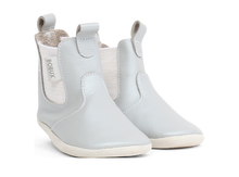 Patucos con suela blanda y diseño jodhpur en plata de la marca BOBUX ESPAÑA, ideales para comodidad y estilo infantil.